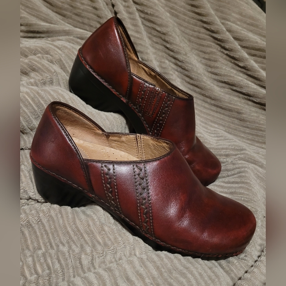 Dansko Sienna Leather Clogs in Oxblood Red Size 40